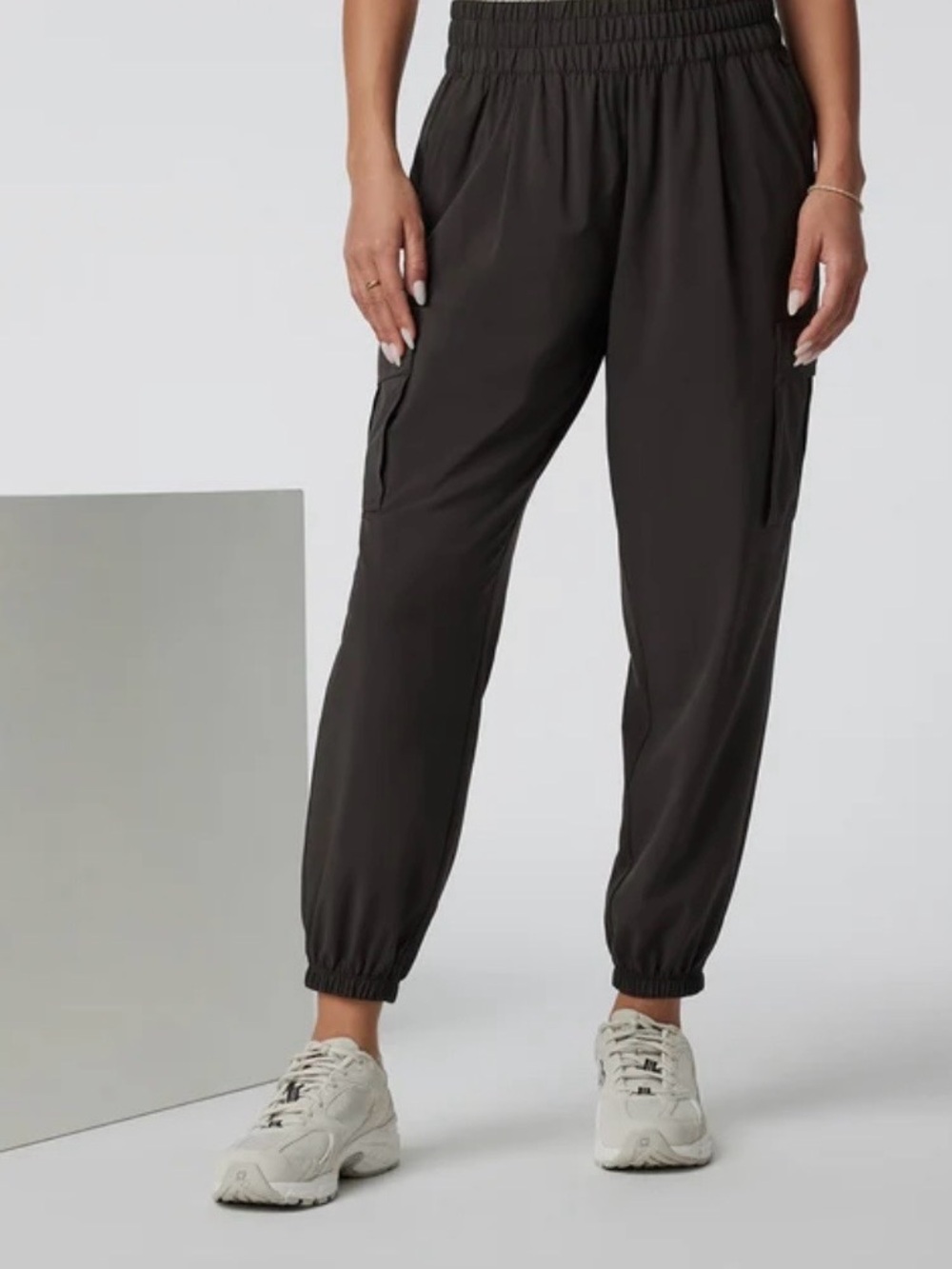 Vuori Villa Cargo Joggers - Women's size S. Excellent condition.sold out